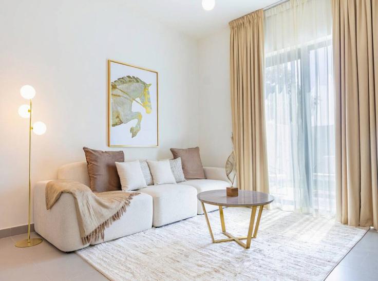 Yas Island, Abu Dhabi에 위치한 Building Tariaq Bedon Esm - bloomfields-holiday-home - 1474946 유닛의 세련된 인테리어가 돋보이는 거실 Yas Island, Abu Dhabi에 위치한 Building Tariaq Bedon Esm - bloomfields-holiday-home - 1474946 유닛의 세련된 인테리어가 돋보이는 거실