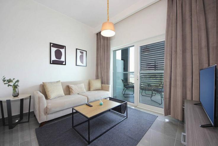 Elegant gestaltetes Wohnzimmer mit moderner Einrichtung in einer Wohnung im Building Al Start 'Street - bloomfields-holiday-home - 1474789 in Masdar City, Abu Dhabi