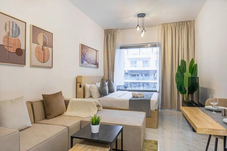 Elegant gestaltetes Wohnzimmer mit moderner Einrichtung in einer Wohnung im Building Al Ibda' St - bloomfields-holiday-home - 1474898 in Masdar City, Abu Dhabi