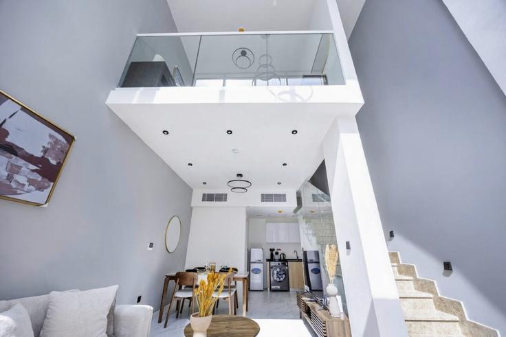Salle de séjour élégante avec mobilier moderne dans un appartement à Building Tariaq Bedon Esm - bloomfields-holiday-home - 1514623 à Wadi Al Safa 7, Dubai Salle de séjour élégante avec mobilier moderne dans un appartement à Building Tariaq Bedon Esm - bloomfields-holiday-home - 1514623 à Wadi Al Safa 7, Dubai
