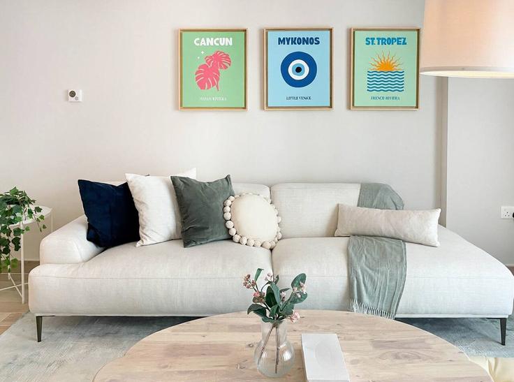 Elegant gestaltetes Wohnzimmer mit moderner Einrichtung in einer Wohnung im Building Tariaq Bedon Esm - bloomfields-holiday-home - 1475068 in Yas Island, Abu Dhabi