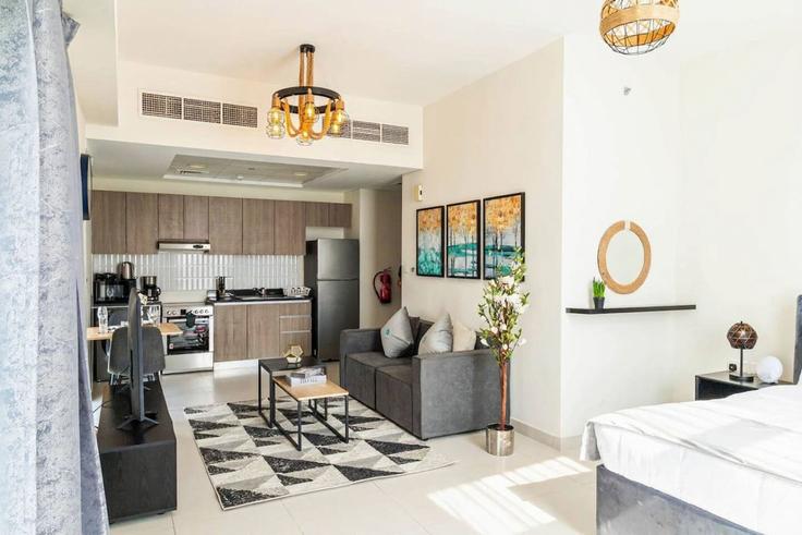 Elegant gestaltetes Wohnzimmer mit moderner Einrichtung in einer Wohnung im Building Al Raha St - bloomfields-holiday-home - 1474834 in Al Rahah, Abu Dhabi