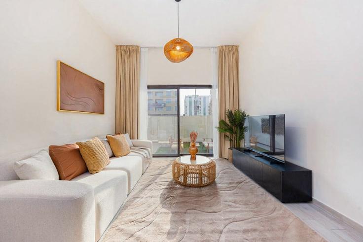 Fujairah FujairahのBuilding Al Faseel Street - bloomfields-holiday-home - 1634822のアパートメントにある、モダンな家具を備えたエレガントなデザインのリビングルーム Fujairah FujairahのBuilding Al Faseel Street - bloomfields-holiday-home - 1634822のアパートメントにある、モダンな家具を備えたエレガントなデザインのリビングルーム