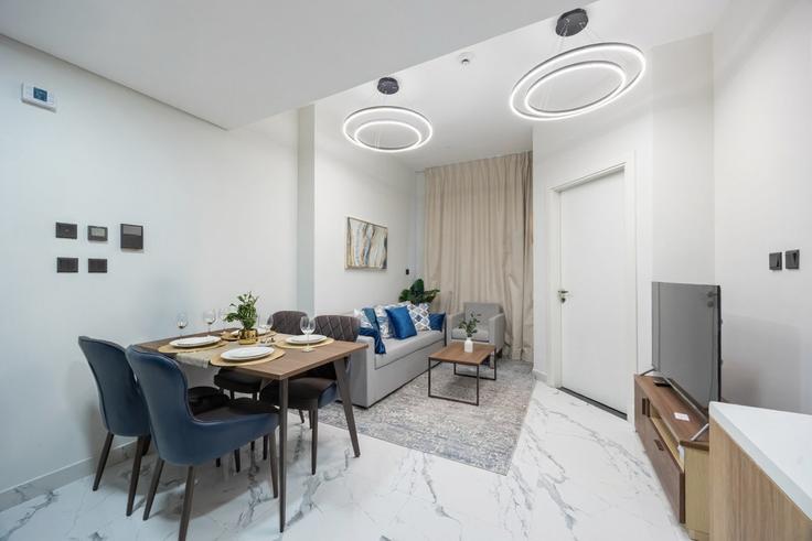 Abu Dhabi Al Maryah IslandのBuilding The Promenade - bloomfields-holiday-home - 1475159のアパートメントにある、モダンな家具を備えたエレガントなデザインのリビングルーム Abu Dhabi Al Maryah IslandのBuilding The Promenade - bloomfields-holiday-home - 1475159のアパートメントにある、モダンな家具を備えたエレガントなデザインのリビングルーム