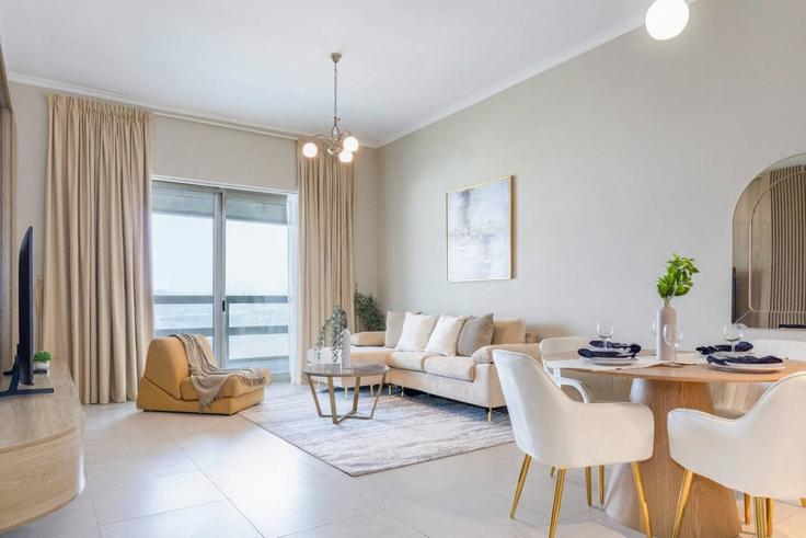Elegant gestaltetes Wohnzimmer mit moderner Einrichtung in einer Wohnung im Building Jacques Chirac Street - bloomfields-holiday-home - 1474999 in Al Saadiyat Island, Abu Dhabi
