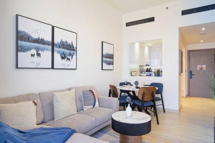 Sala de estar elegantemente projetada com móveis modernos em um apartamento no Building Tariaq Bedon Esm - bloomfields-holiday-home - 1474887 em Al Barsha South Fourth, Dubai Sala de estar elegantemente projetada com móveis modernos em um apartamento no Building Tariaq Bedon Esm - bloomfields-holiday-home - 1474887 em Al Barsha South Fourth, Dubai