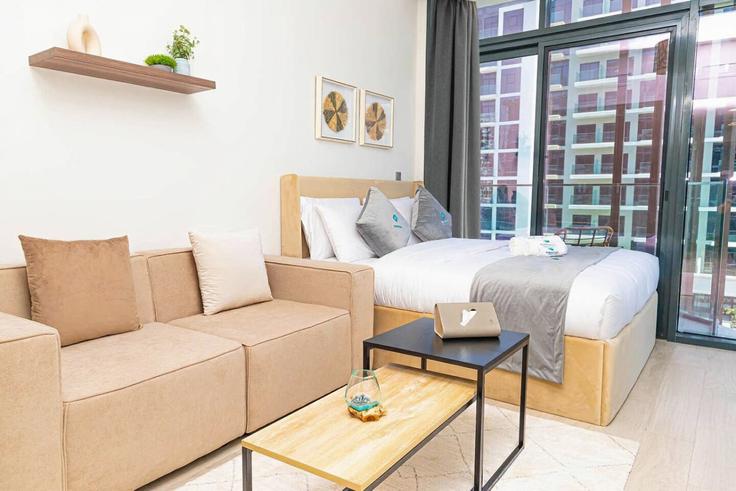 Sala de estar elegantemente projetada com móveis modernos em um apartamento no Building Tariaq Bedon Esm - bloomfields-holiday-home - 1474860 em Nad Al Sheba, Dubai