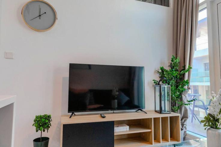 Elegant gestaltetes Wohnzimmer mit moderner Einrichtung in einer Wohnung im Building Al Ibda' St - bloomfields-holiday-home - 1475234 in Masdar City, Abu Dhabi