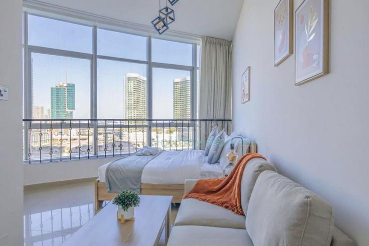 Elegant gestaltetes Wohnzimmer mit moderner Einrichtung in einer Wohnung im Building Matar Bin Thani Al Rumaithi Street - bloomfields-holiday-home - 1474899 in Al Reem Island, Abu Dhabi