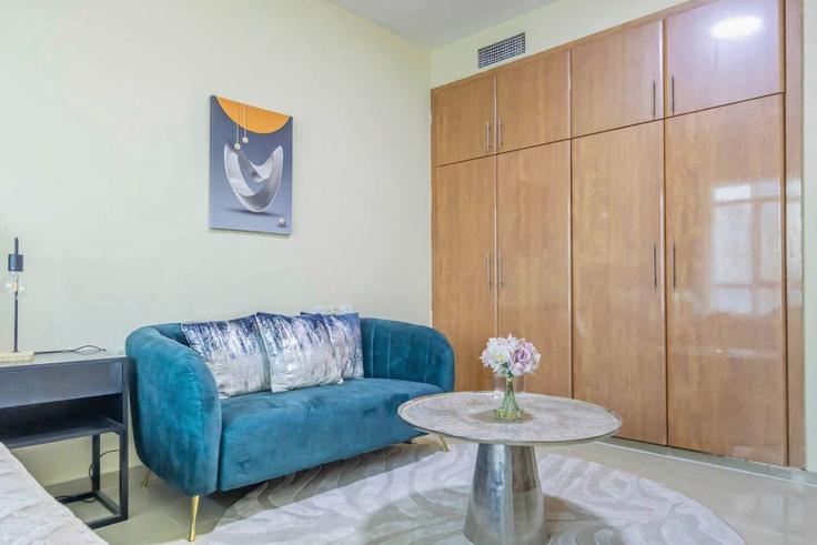 Al Thanyah Fifth, Dubai에 위치한 Building Cluster D - bloomfields-holiday-home - 1474867 유닛의 세련된 인테리어가 돋보이는 거실