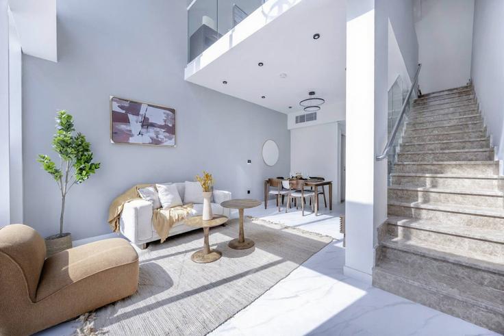 Elegante sala de estar con mobiliario moderno en un apartamento en Building Tariaq Bedon Esm - bloomfields-holiday-home - 1475098 en Wadi Al Safa 7, Dubai