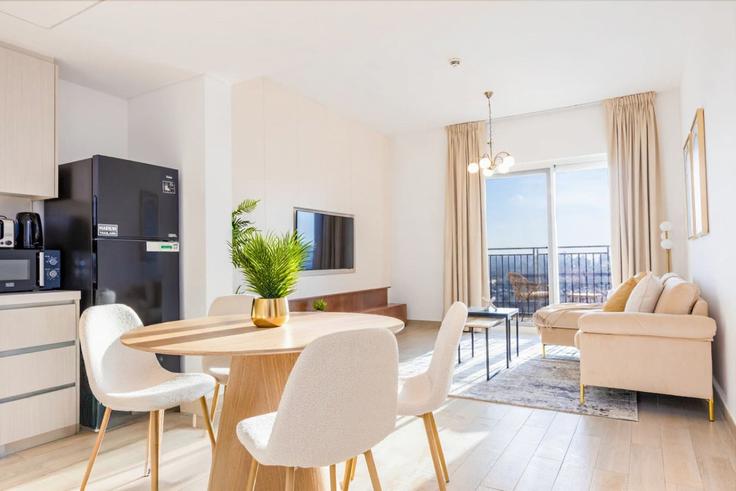 Yas Island, Abu Dhabi에 위치한 Building Tariaq Bedon Esm - bloomfields-holiday-home - 1474969 유닛의 세련된 인테리어가 돋보이는 거실 Yas Island, Abu Dhabi에 위치한 Building Tariaq Bedon Esm - bloomfields-holiday-home - 1474969 유닛의 세련된 인테리어가 돋보이는 거실