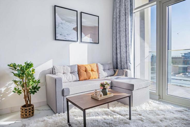 Elegant gestaltetes Wohnzimmer mit moderner Einrichtung in einer Wohnung im Building Al Ibda' St - bloomfields-holiday-home - 1474893 in Masdar City, Abu Dhabi