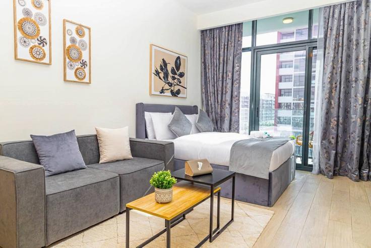 Sala de estar elegantemente projetada com móveis modernos em um apartamento no Building Tariaq Bedon Esm - bloomfields-holiday-home - 1474866 em Nad Al Sheba, Dubai