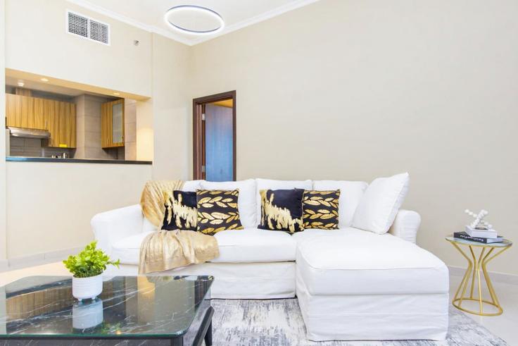 Elegant gestaltetes Wohnzimmer mit moderner Einrichtung in einer Wohnung im Building Jacques Chirac Street - bloomfields-holiday-home - 1474964 in Al Saadiyat Island, Abu Dhabi