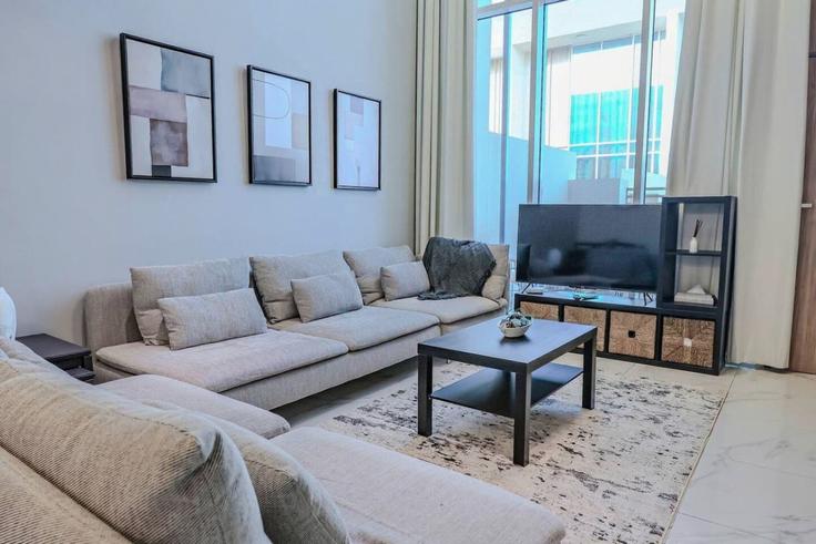 Elegante sala de estar con mobiliario moderno en un apartamento en Building Tariaq Bedon Esm - bloomfields-holiday-home - 1474879 en Wadi Al Safa 7, Dubai