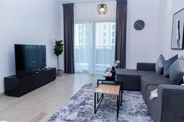 Abu Dhabi Yas IslandのBuilding Tariaq Bedon Esm - bloomfields-holiday-home - 1474872のアパートメントにある、モダンな家具を備えたエレガントなデザインのリビングルーム Abu Dhabi Yas IslandのBuilding Tariaq Bedon Esm - bloomfields-holiday-home - 1474872のアパートメントにある、モダンな家具を備えたエレガントなデザインのリビングルーム