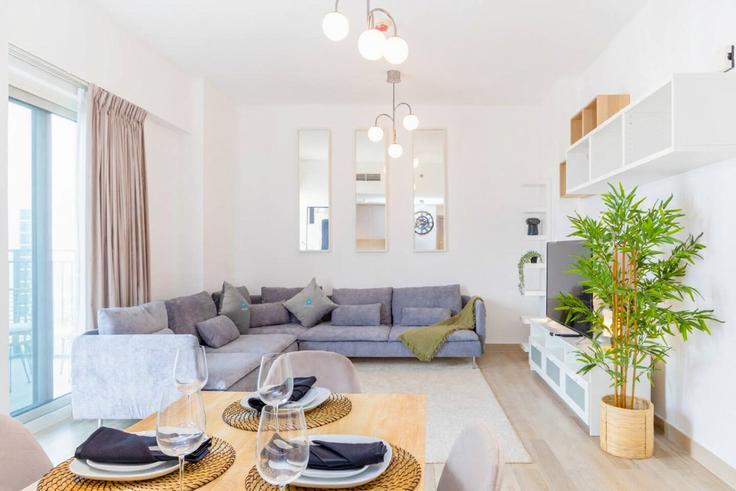 Salle de séjour élégante avec mobilier moderne dans un appartement à Building Tariaq Bedon Esm - bloomfields-holiday-home - 1474933 à Yas Island, Abu Dhabi