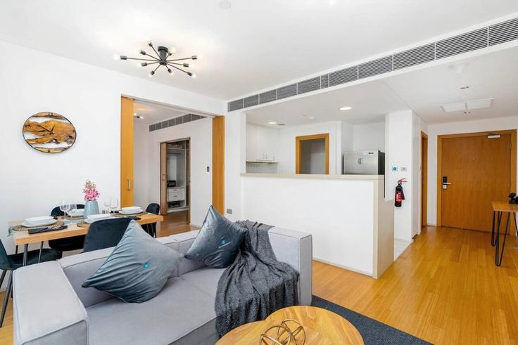 Elegant gestaltetes Wohnzimmer mit moderner Einrichtung in einer Wohnung im Building Tariaq Bedon Esm - bloomfields-holiday-home - 1474796 in Al Rahah, Abu Dhabi