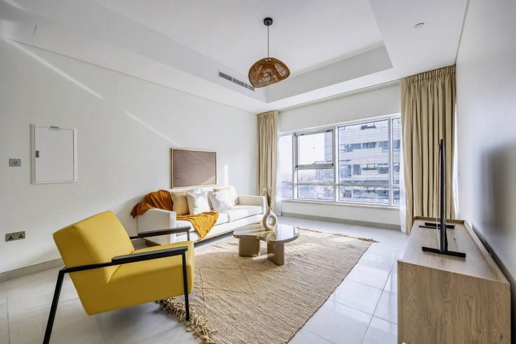 Abu Dhabi Al RahahのBuilding Qussar An Nisaylah Street - bloomfields-holiday-home - 1475030のアパートメントにある、モダンな家具を備えたエレガントなデザインのリビングルーム Abu Dhabi Al RahahのBuilding Qussar An Nisaylah Street - bloomfields-holiday-home - 1475030のアパートメントにある、モダンな家具を備えたエレガントなデザインのリビングルーム