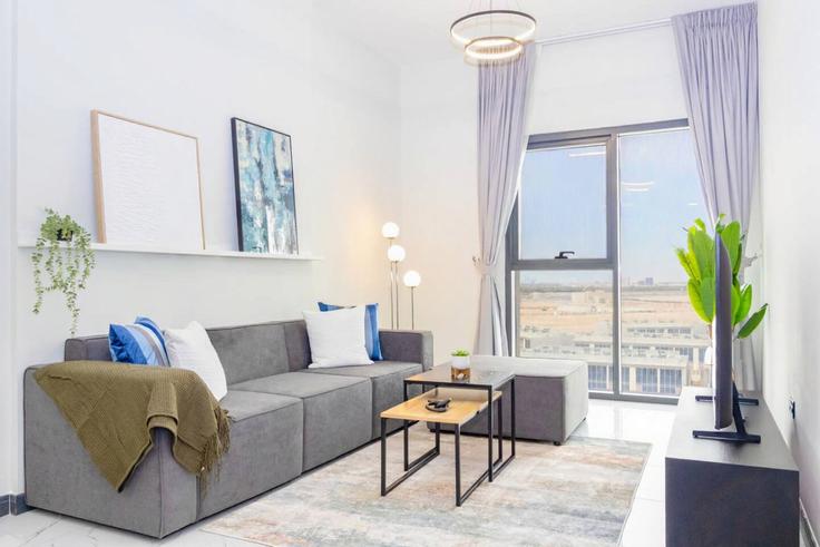 Wadi Al Safa 7, Dubai에 위치한 Building Tariaq Bedon Esm - bloomfields-holiday-home - 1474934 유닛의 세련된 인테리어가 돋보이는 거실