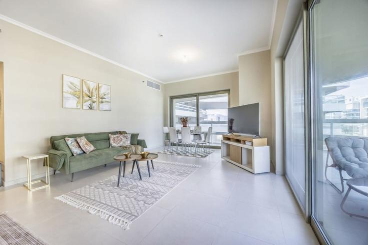 Building Jacques Chirac Street - bloomfields-holiday-home - 1475095 adresindeki bir dairede modern mobilyalarla zarif bir şekilde tasarlanmış oturma odası Al Saadiyat Island, Abu Dhabi Building Jacques Chirac Street - bloomfields-holiday-home - 1475095 adresindeki bir dairede modern mobilyalarla zarif bir şekilde tasarlanmış oturma odası Al Saadiyat Island, Abu Dhabi