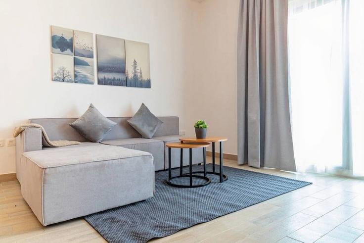 Abu Dhabi Yas IslandのBuilding Tariaq Bedon Esm - bloomfields-holiday-home - 1474822のアパートメントにある、モダンな家具を備えたエレガントなデザインのリビングルーム