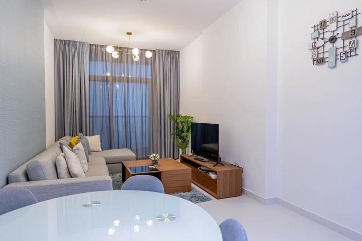 Salle de séjour élégante avec mobilier moderne dans un appartement à Building Tariaq Bedon Esm - bloomfields-holiday-home - 1474877 à Dubai Silicon Oasis, Dubai