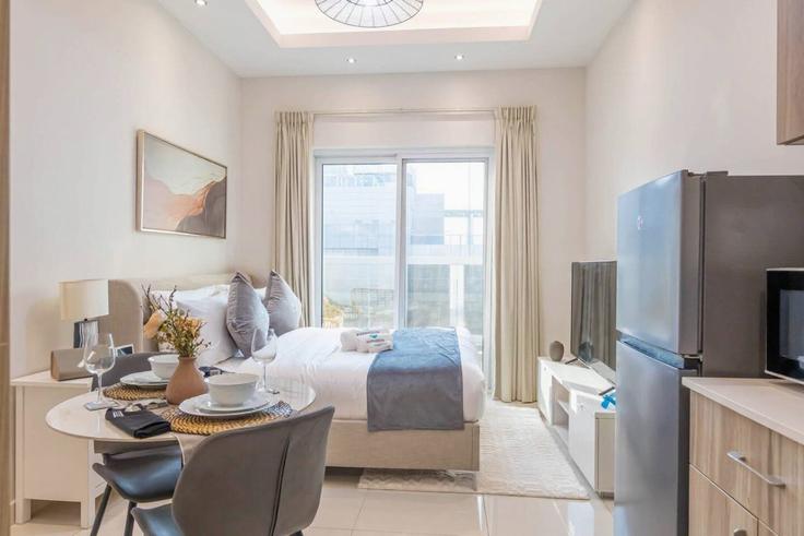 Salle de séjour élégante avec mobilier moderne dans un appartement à Building Tariaq Bedon Esm - bloomfields-holiday-home - 1474885 à Al Hebiah Fourth, Dubai Salle de séjour élégante avec mobilier moderne dans un appartement à Building Tariaq Bedon Esm - bloomfields-holiday-home - 1474885 à Al Hebiah Fourth, Dubai