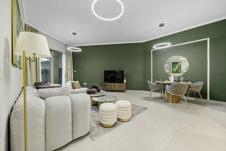 Al Saadiyat Island, Abu Dhabi에 위치한 Building Jacques Chirac Street - bloomfields-holiday-home - 1475100 유닛의 세련된 인테리어가 돋보이는 거실