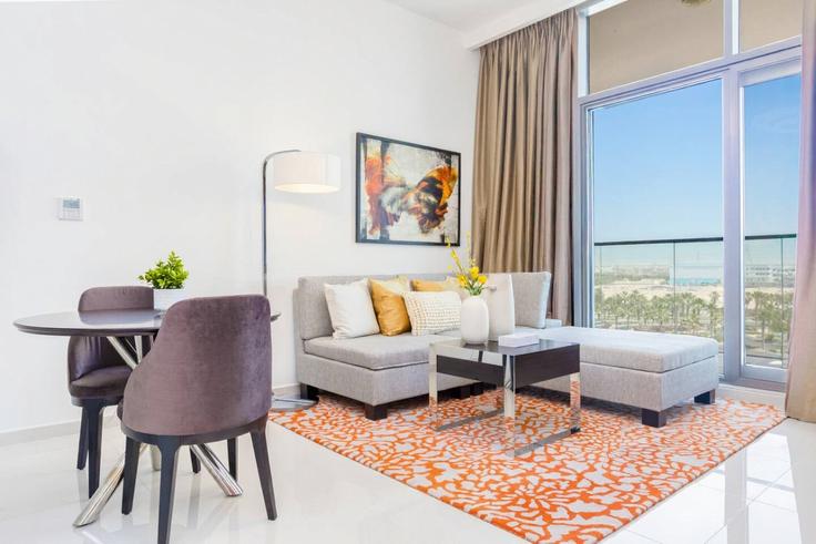 Elegant gestaltetes Wohnzimmer mit moderner Einrichtung in einer Wohnung im Building Hessa Street - bloomfields-holiday-home - 1474956 in Al Hebiah Third, Dubai Elegant gestaltetes Wohnzimmer mit moderner Einrichtung in einer Wohnung im Building Hessa Street - bloomfields-holiday-home - 1474956 in Al Hebiah Third, Dubai