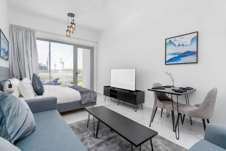 Building Al Ibda' St - bloomfields-holiday-home - 1474791 adresindeki bir dairede modern mobilyalarla zarif bir şekilde tasarlanmış oturma odası Masdar City, Abu Dhabi