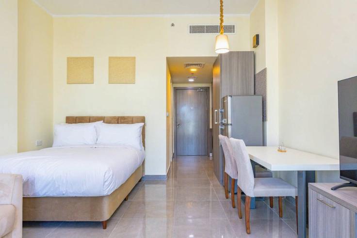 Abu Dhabi Masdar CityのBuilding Al Start 'Street - bloomfields-holiday-home - 1475235のアパートメントにある、モダンな家具を備えたエレガントなデザインのリビングルーム Abu Dhabi Masdar CityのBuilding Al Start 'Street - bloomfields-holiday-home - 1475235のアパートメントにある、モダンな家具を備えたエレガントなデザインのリビングルーム