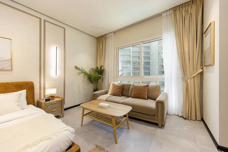 Salle de séjour élégante avec mobilier moderne dans un appartement à Building Umm Suqeim Street - bloomfields-holiday-home - 1475060 à Al Barsha South Third, Dubai