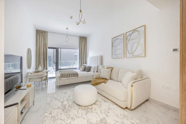 Elegant gestaltetes Wohnzimmer mit moderner Einrichtung in einer Wohnung im Building Al Ibda' St - bloomfields-holiday-home - 1475236 in Masdar City, Abu Dhabi