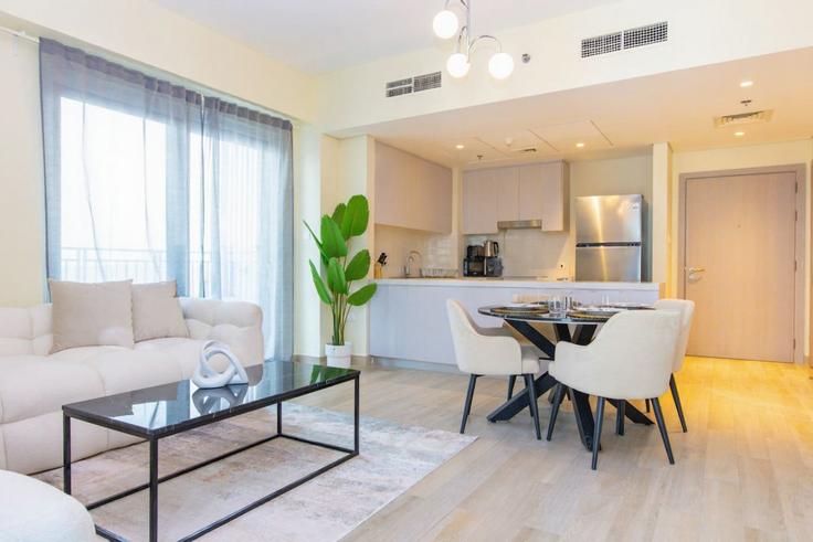 Yas Island, Abu Dhabi에 위치한 Building Tariaq Bedon Esm - bloomfields-holiday-home - 1474931 유닛의 세련된 인테리어가 돋보이는 거실 Yas Island, Abu Dhabi에 위치한 Building Tariaq Bedon Esm - bloomfields-holiday-home - 1474931 유닛의 세련된 인테리어가 돋보이는 거실