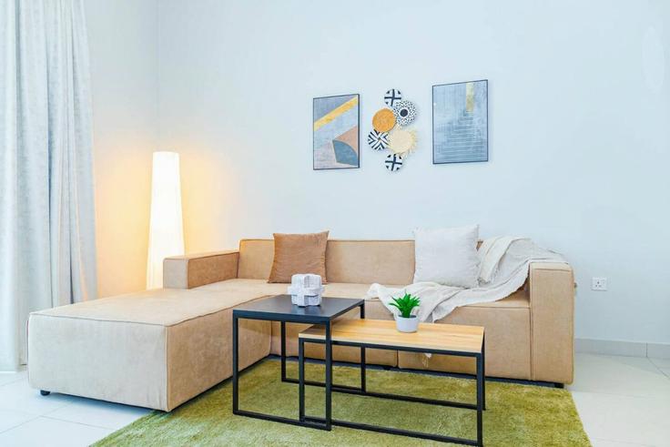 Elegant gestaltetes Wohnzimmer mit moderner Einrichtung in einer Wohnung im Building Al Ghazal Street - bloomfields-holiday-home - 1474861 in Al Reem Island, Abu Dhabi