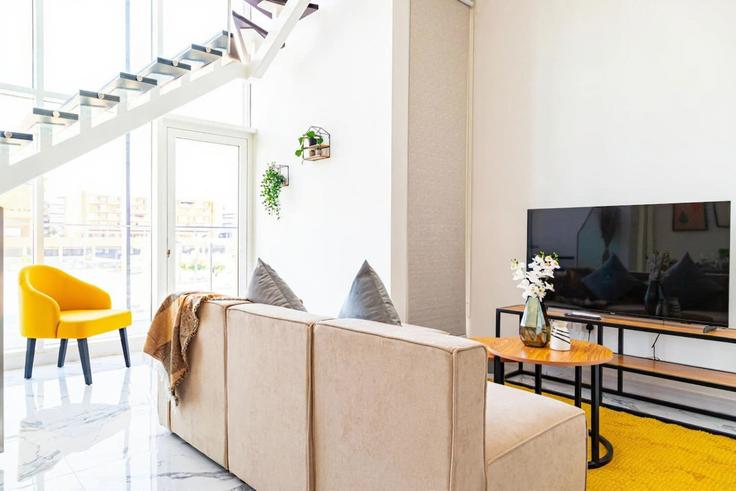 Building Tariaq Bedon Esm - bloomfields-holiday-home - 1474844 adresindeki bir dairede modern mobilyalarla zarif bir şekilde tasarlanmış oturma odası Masdar City, Abu Dhabi Building Tariaq Bedon Esm - bloomfields-holiday-home - 1474844 adresindeki bir dairede modern mobilyalarla zarif bir şekilde tasarlanmış oturma odası Masdar City, Abu Dhabi