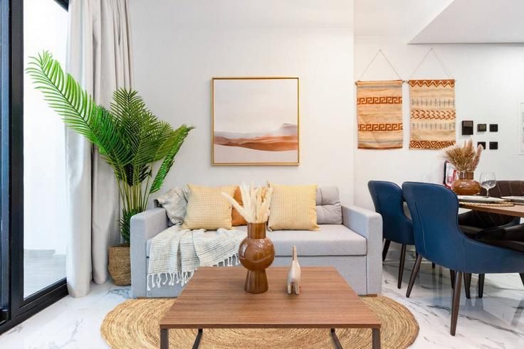 Salle de séjour élégante avec mobilier moderne dans un appartement à Building Ar Reem Street - bloomfields-holiday-home - 1475044 à Al Maryah Island, Abu Dhabi