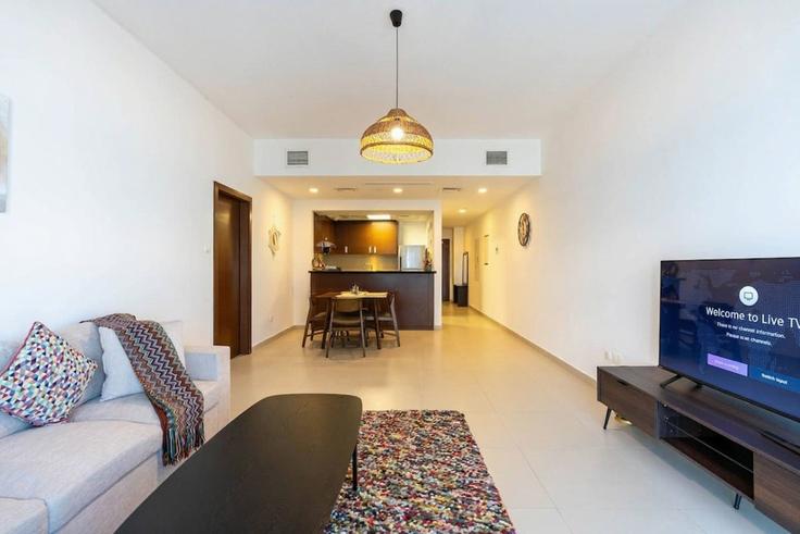 Salle de séjour élégante avec mobilier moderne dans un appartement à Building Bilshuʹoum Street - bloomfields-holiday-home - 1474823 à Al Reem Island, Abu Dhabi