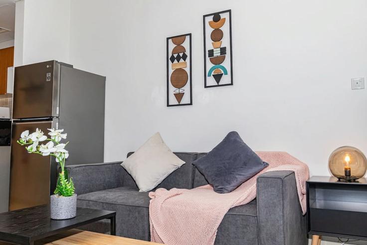 Elegant gestaltetes Wohnzimmer mit moderner Einrichtung in einer Wohnung im Building Ar Reem Street - bloomfields-holiday-home - 1474830 in Al Reem Island, Abu Dhabi