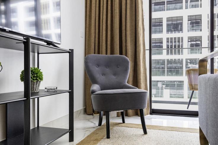 Sala de estar elegantemente projetada com móveis modernos em um apartamento no Building Tariaq Bedon Esm - bloomfields-holiday-home - 1475079 em Nad Al Sheba, Dubai