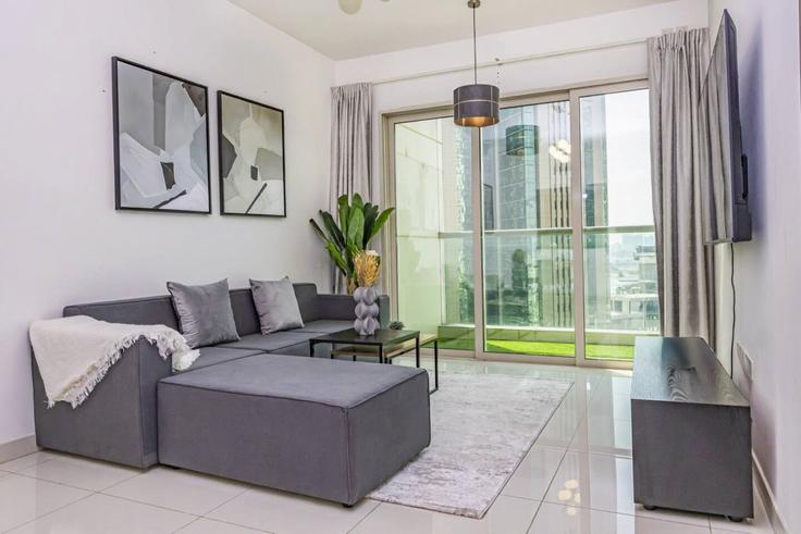 Elegante sala de estar con mobiliario moderno en un apartamento en Building Khor ‘Azeez Street - bloomfields-holiday-home - 1474936 en Al Reem Island, Abu Dhabi