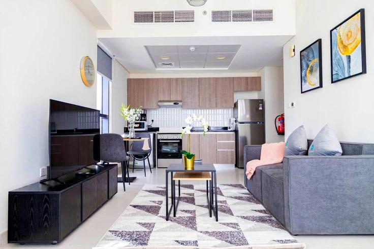 Elegant gestaltetes Wohnzimmer mit moderner Einrichtung in einer Wohnung im Building Al Raha St - bloomfields-holiday-home - 1474836 in Al Rahah, Abu Dhabi