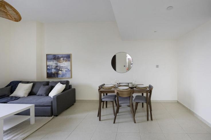 Abu Dhabi Al Reem IslandのBuilding Al Reema Street - bloomfields-holiday-home - 1475081のアパートメントにある、モダンな家具を備えたエレガントなデザインのリビングルーム