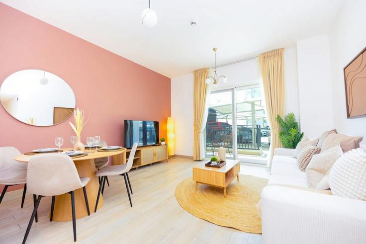 Elegant gestaltetes Wohnzimmer mit moderner Einrichtung in einer Wohnung im Building Tariaq Bedon Esm - bloomfields-holiday-home - 1474950 in Yas Island, Abu Dhabi Elegant gestaltetes Wohnzimmer mit moderner Einrichtung in einer Wohnung im Building Tariaq Bedon Esm - bloomfields-holiday-home - 1474950 in Yas Island, Abu Dhabi