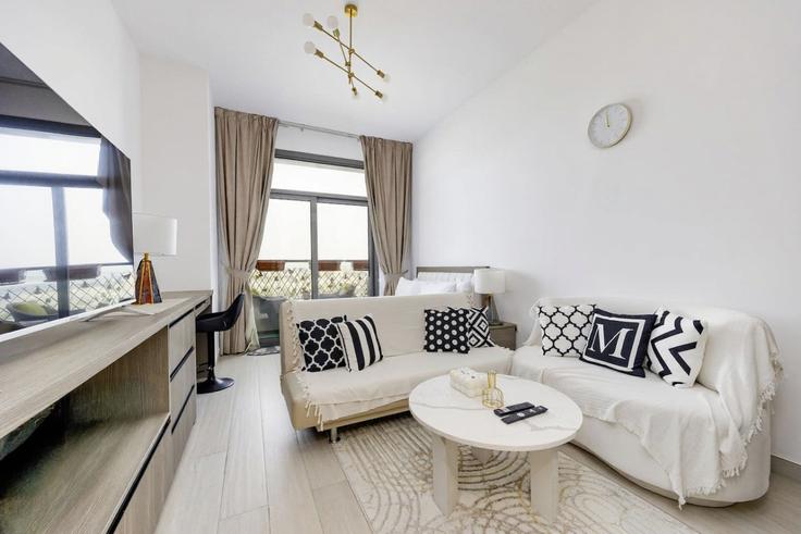 Building Tariaq Bedon Esm - bloomfields-holiday-home - 1475013 adresindeki bir dairede modern mobilyalarla zarif bir şekilde tasarlanmış oturma odası Al Hebiah Second, Dubai