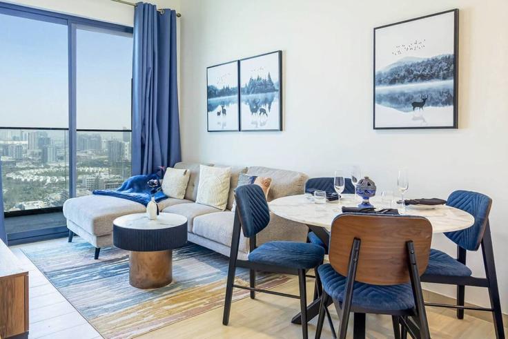Salle de séjour élégante avec mobilier moderne dans un appartement à Building Tariaq Bedon Esm - bloomfields-holiday-home - 1474887 à Al Barsha South Fourth, Dubai