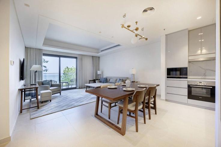 Building Sheikh Zayed Bin Sultan Al Nahyan Road - bloomfields-holiday-home - 1475078 adresindeki bir dairede modern mobilyalarla zarif bir şekilde tasarlanmış oturma odası Adgat, Adgat