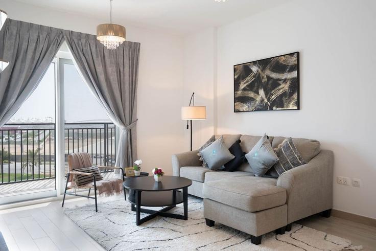 Abu Dhabi Yas IslandのBuilding Tariaq Bedon Esm - bloomfields-holiday-homes - 1323770のアパートメントにある、モダンな家具を備えたエレガントなデザインのリビングルーム Abu Dhabi Yas IslandのBuilding Tariaq Bedon Esm - bloomfields-holiday-homes - 1323770のアパートメントにある、モダンな家具を備えたエレガントなデザインのリビングルーム